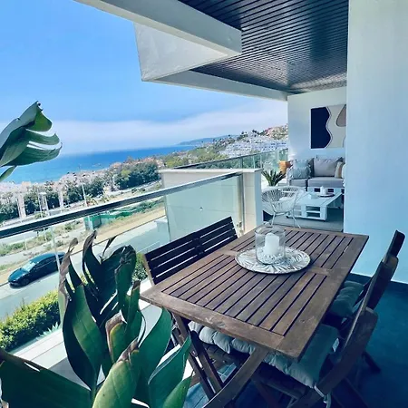 Panoramic Ocean Retreat Apartment *